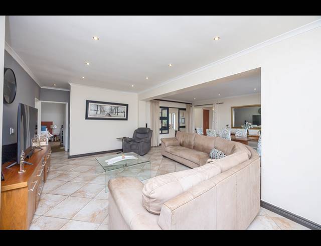 5 BEDROOM FREESTANDING FOR SALE IN BIG BAY